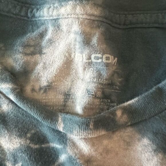 Volcom Size L EUC - Picture 2 of 3